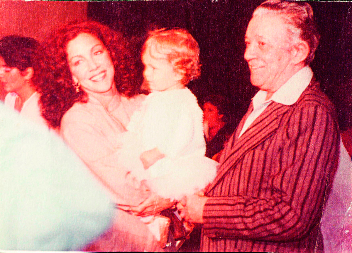 Com sua mãe Angela Leal e o avô materno, Américo Leal