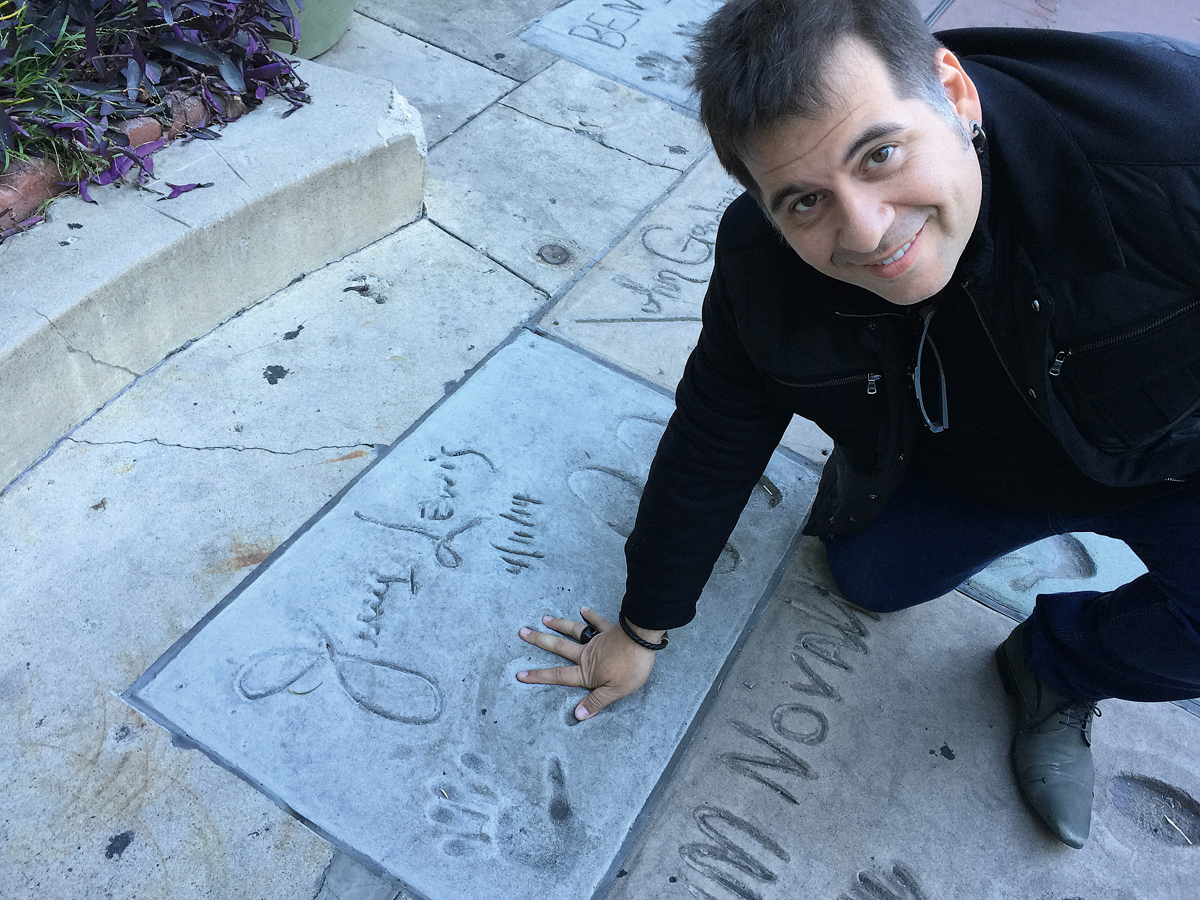 Leandro Hassum em 2013, na Calçada da Fama, em Los Angeles, de mãos dadas com o mestre da comédia, Jerry Lewis,