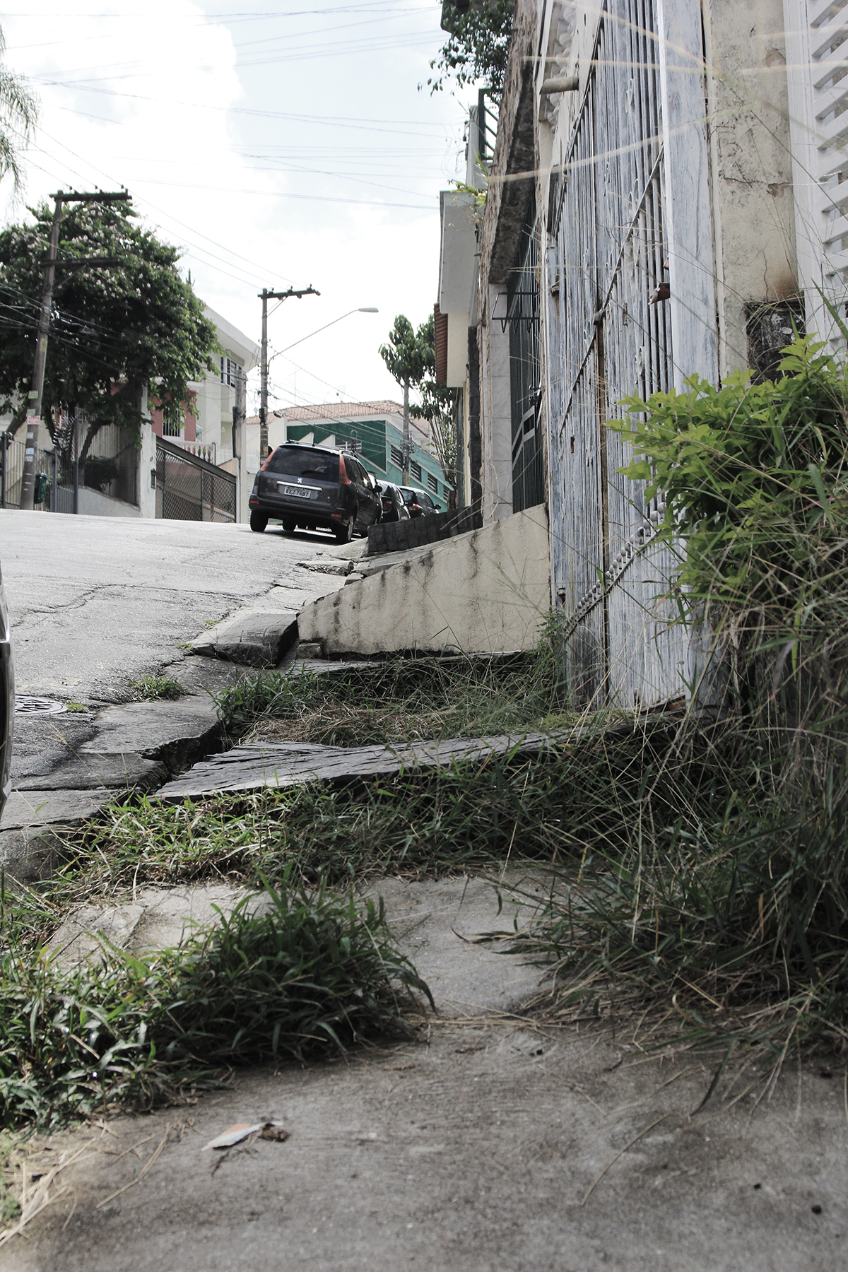 Rua Almirante Noronha, perto do nº 766, Jd. São Paulo: cuidado, obstáculos na pista