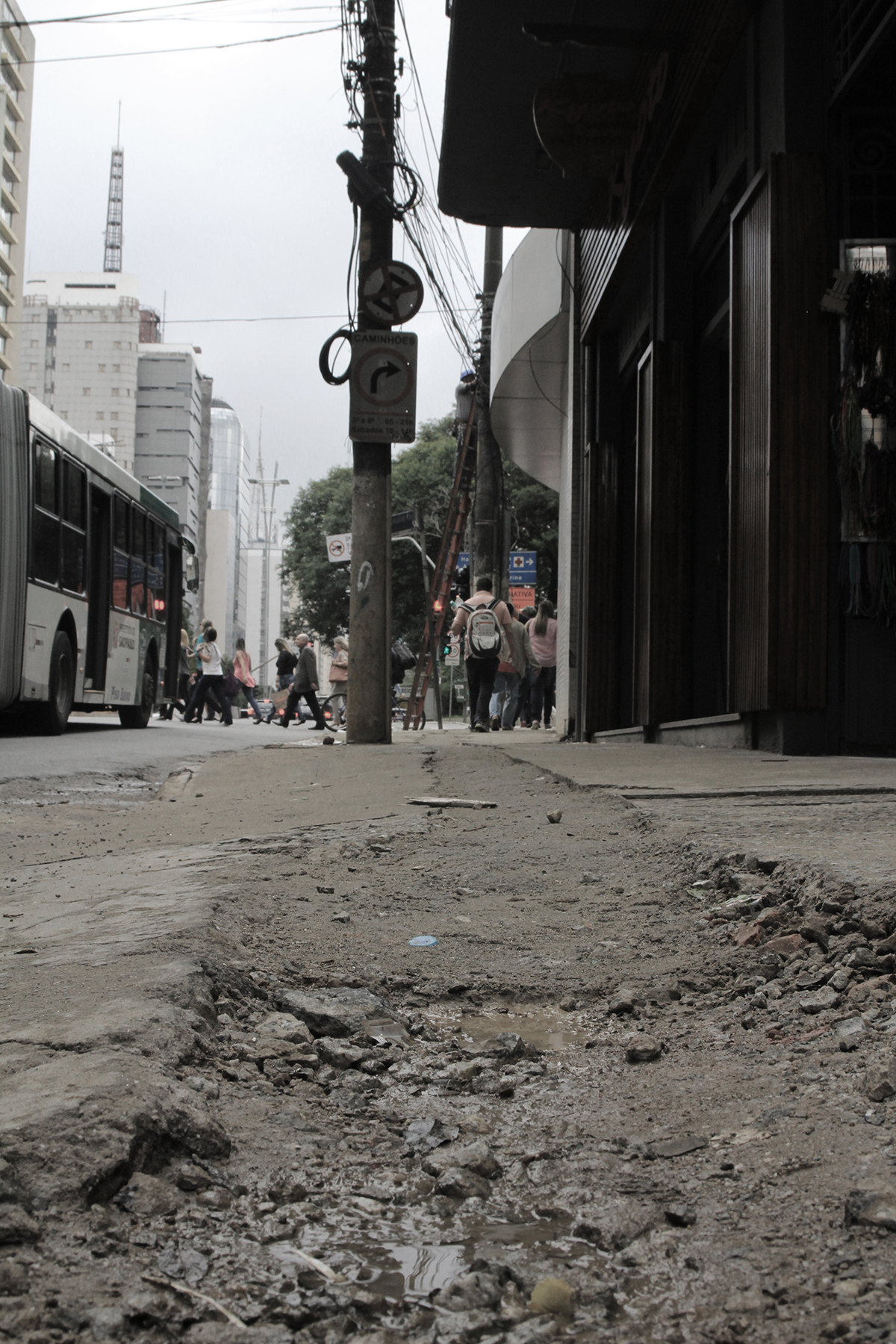Rua Bernardino de Campos, perto do nº 79, Vila Mariana: mal dá pra dizer que existe calçada nesta calçada – é mais um lamaçal, pântano de concreto