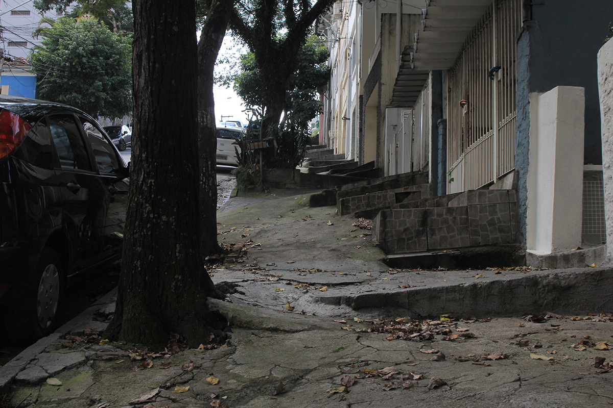 Rua Aimberê, perto do nº 1.255, Sumaré: a calçada feita em estacada; o pedestre, em alpinista