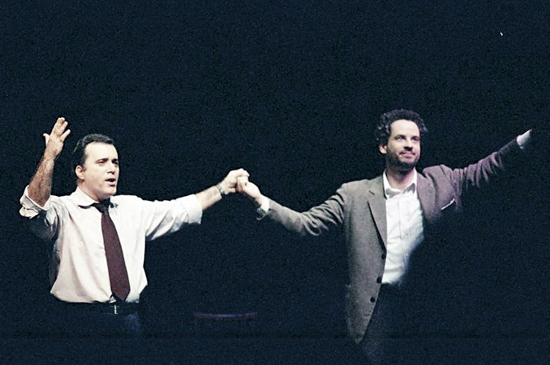Com Tony Ramos na peça Novas diretrizes em tempos de paz, de 2002
