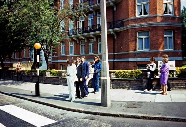 Os bastidores do ensaio que gerou a capa de Abbey Road, dos Beatles