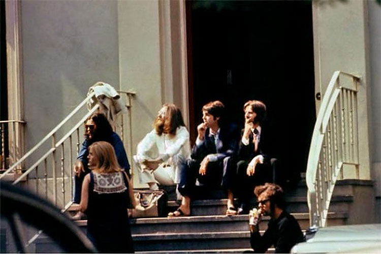 Os bastidores do ensaio que gerou a capa de Abbey Road, dos Beatles