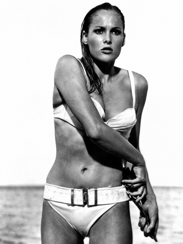 Biquíni com cintinho: Sabemos que se você não for uma Bond Girl seguramente não necessitará de um porta-facas no biquíni. Mas a charmosa peça de Ursula Andress com cintinho deixa qualquer produção de praia mais interessante.