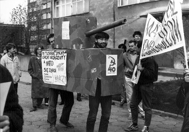 Vestidos de tanque em Varsóvia, manifestantes caminham em 1988