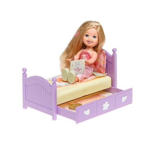 Vivian Villanova gostava tanto da bonequinha Kelly (a filha da Barbie), que carregava consigo para onde ia. A boneca ia pra escola, pro banho, pra casa das amiguinhas e um dia num desses rolês, uma coisa triste aconteceu: ela deixou a bonequinha sentada em cima de um telefone público enquanto ligava para a mãe, esqueceu lá e foi embora