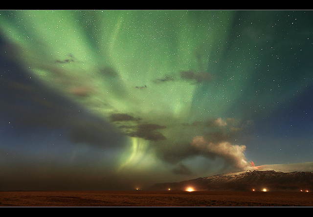 Categoria Terra e Espaço - Aurora boreal durante a erupção do vulcão islandês Eyjafjallajökull