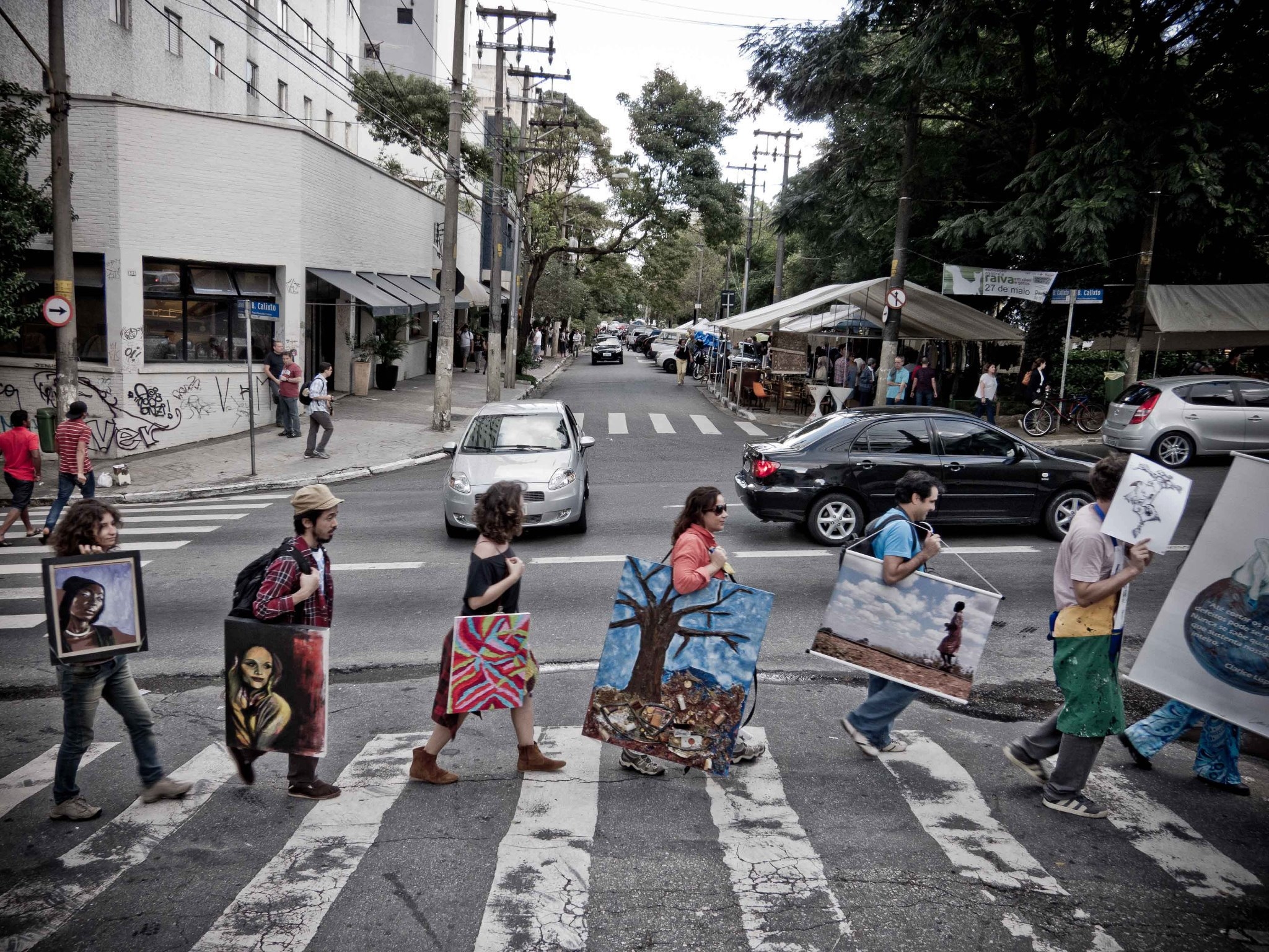 Em 2009, caminhando pela praça Benedito Calixto em São Paulo