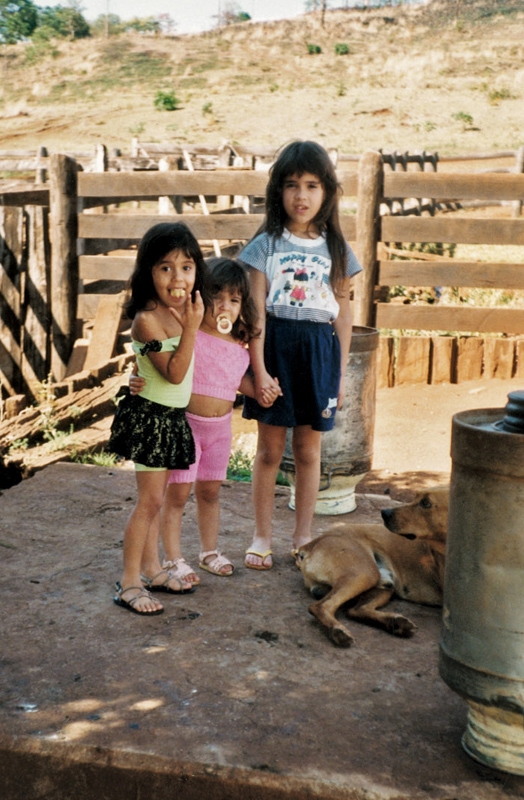 Aos 7 anos (à dir.), de mãos dadas com uma prima e a irmã, em Goiânia