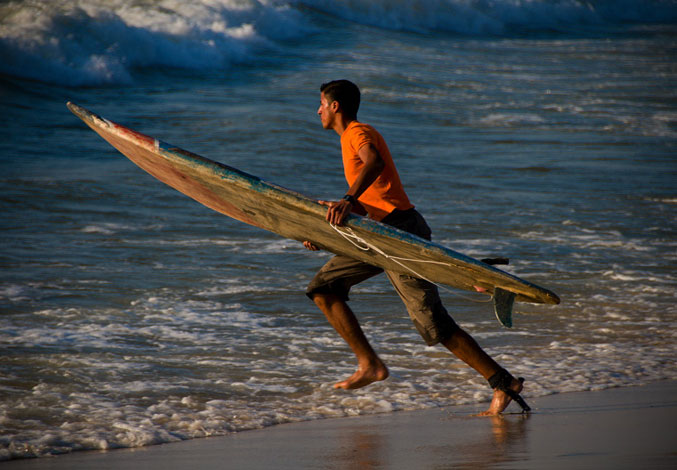 Imagens do filme God Went Surfing With The Devil, mostrando a vida dos surfistas na Faixa de Gaza