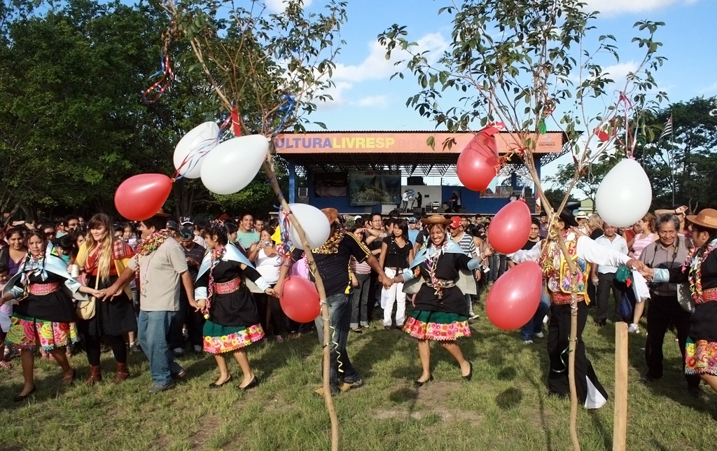 A 2ª Festa Cultural de Carnaval Andino, a YUNSA, acontece nesse domingo, 7, no Parque do Belém, que fica na zona leste de São Paulo. O evento é tradicional no Peru e, por isso, pretende reunir imigrantes peruanos e curiosos pela cultura local. Assim como representantes de outras nacionalidades. O evento conta com atividades culturais e serviços de utilidade pública para todos os imigrantes que precisam se informar sobre regularização migratória. Das 10h às 19h Quanto? De graça. Vai lá: Av Celso Garcia 2231, na Mooca