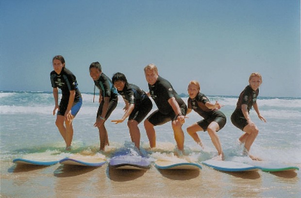 Alunos durante aula de surf em Byron Bay, Austrália