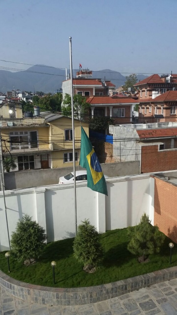 Bandeira do Brasil em nossa embaixada no Nepal