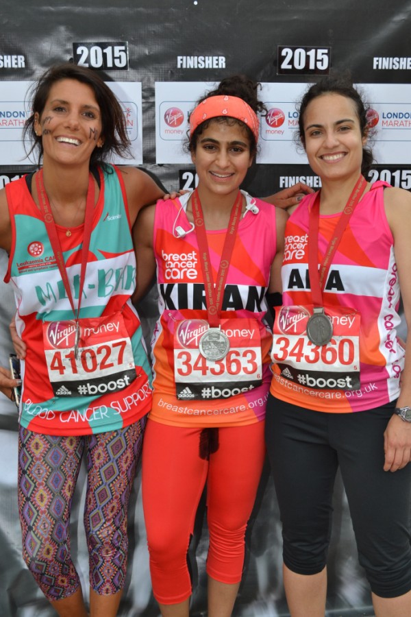 Kiran Gandhi (centro) e suas companheiras de corrida