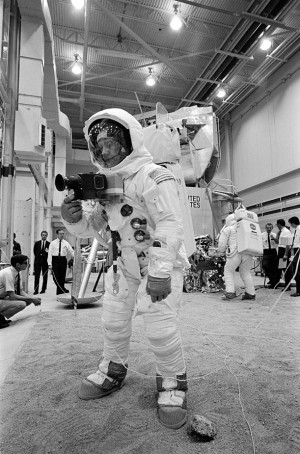 Neil Armstrong em treinamento antes da viagem