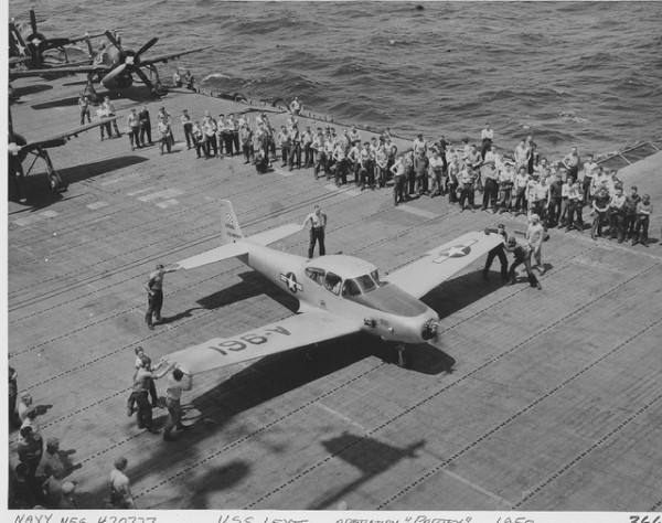 Ryan L-17 Navion no porta-aviões USS Leyte em 1950