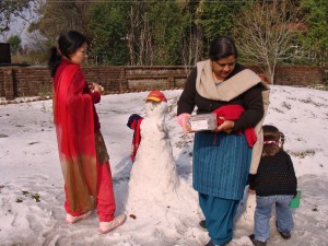 Fazendo boneco de neve na escolinha na Índia