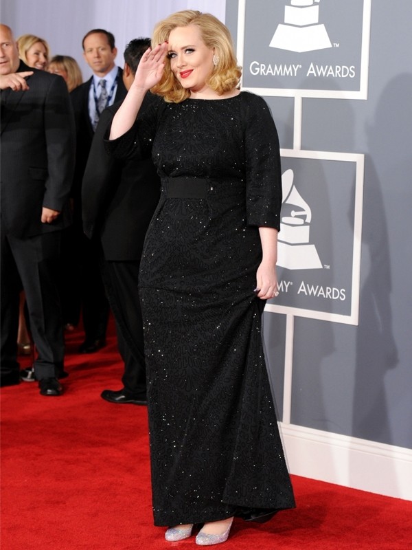 O look da cantora Adele no red carpet do Grammy