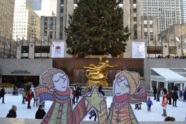 Personagens de Adri patinando no Rockefeller Center