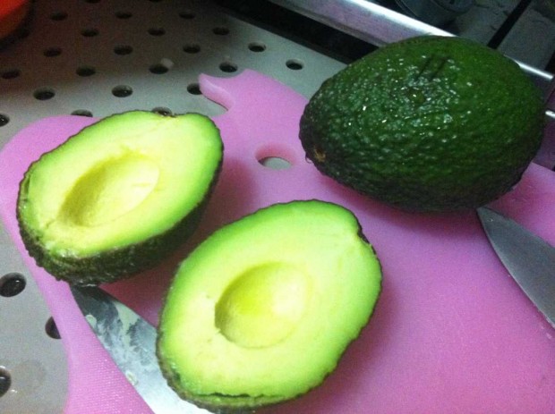 O abacate do tipo Hass, ou avocado, é o tipo ideal para guacamoles made in Brazil