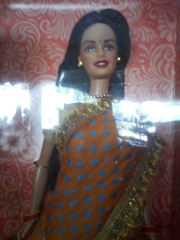 Quando eu mudei para a Índia me disseram para não usar camiseta regate de jeito nenhum, pois a dobra da axila lembra uma vagina para os indianos. É engraçado ver que na índia ninguém usa regata ou mostra as pernas, mas todas exibem o barrigão, que fica à mostra quando se usa um sari, sem problemas.