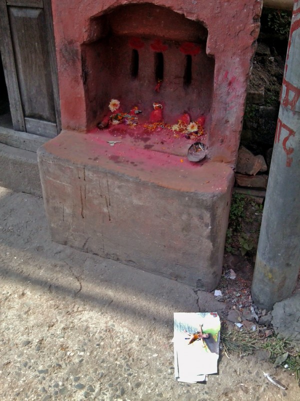 Esse templo fica bem no meio da calçada, aqui perto de casa. É bem comum encontrar templinhos como esse nas calçadas do Nepal.