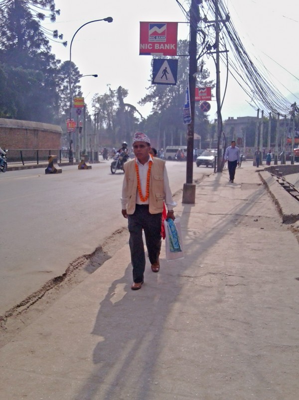 Os hindus andavam pelas ruas com esse colar de flores, no caminho da casa dos parentes.