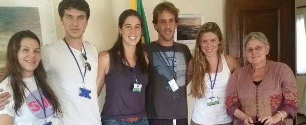 Maria Luiza, Luiz, Laura, Lucas, Karina com a embaixadora do Brasil no Nepal, Maria Tereza