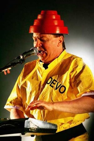 Jerry Casale, convidado especial do festival, em ação com o Devo em 2010