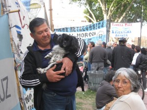 Não falei que teve gente que levou até o cachorro para a Plaza de Mayo?