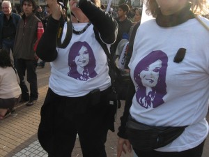 Elas estamparam no peito o apoio à Cristina Kirchner