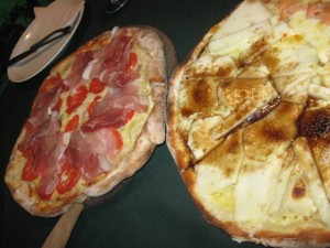 A da direita é a pizza mágica de mussarela, roquefort e pêra