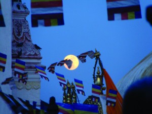 Lua cheia na Estupa de Swaimbhu