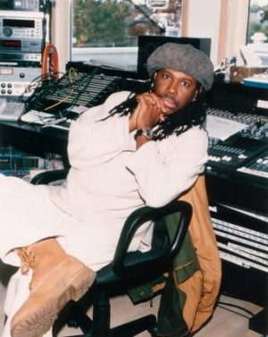 Nile Rodgers, mais jovem, em seu estúdio