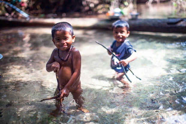 Crianças de aldeia indígena