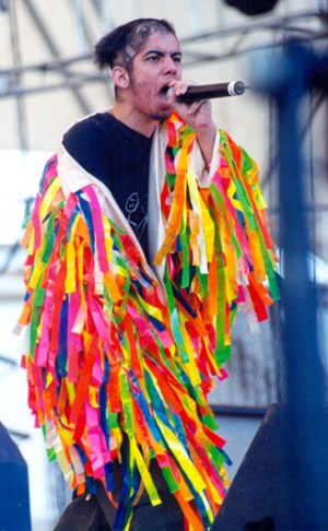 China ainda como o vocalista do Sheik Tosado em 2001, quando a banda se apresentou no Rock In Rio 3