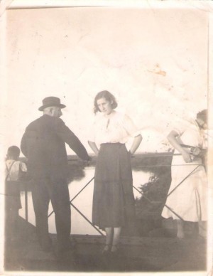 Tia Zequia, ao lado do meu bisavô, Abrão