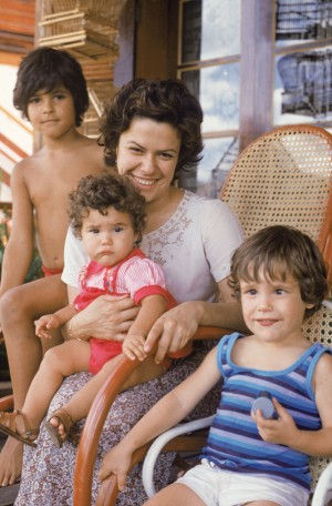Família  reunida:  João ao fundo, a caçula  no colo da mãe, e Pedro, no início de 1979