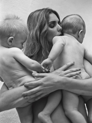A mãezona  com seus filhos, na época  com 1 ano,  em foto  feita por  Murillo Meirelles