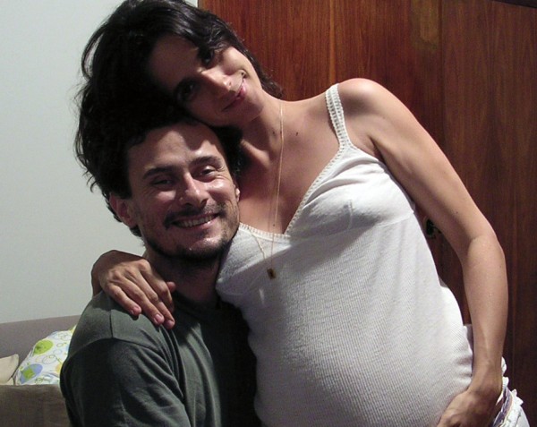 Ela, que nunca tinha pensado em casar, grávida da primeira filha, ao lado do marido, Enrique Díaz