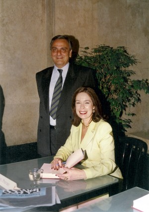 Com o marido, Charles Lisbona, em lançamento do livro História da Vida Privada no Brasil, em 1992