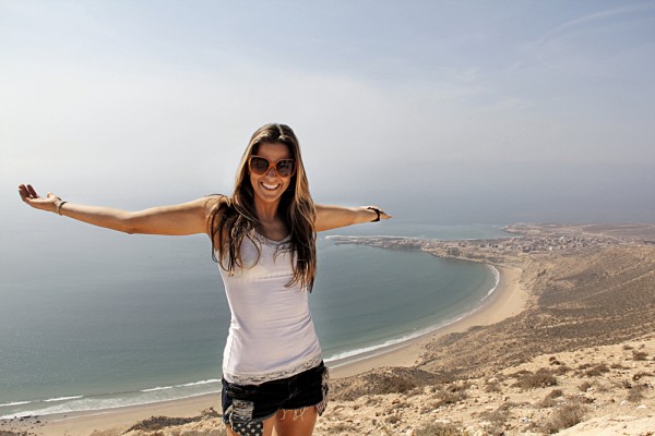 Claudia com praia do Marrocos ao fundo