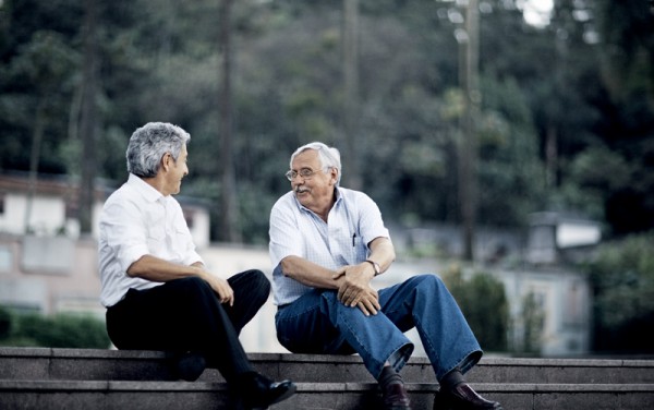 Caco Barcellos e Ladislau Dowbor conversam no parque Burle Marx, em São Paulo, durante o encontro promovido pela Trip 