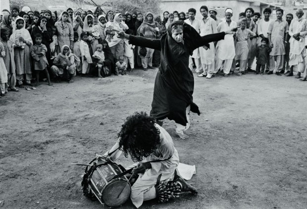 Mulher em transe com a música de um dervixe sufi no Paquistão, 1988