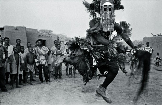Dança sagrada do grupo étnico Dogon na vila de Songha, Mali, 1988