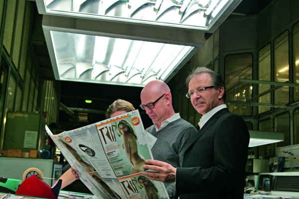 O editor Thomas Garn (ao centro) observa as provas do primeiro numero da Trip em alemão