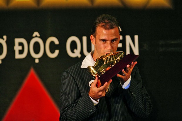Kesley recebe a Chuteira de Ouro de 2009, ano em que foi artilheiro do campeonato do país, com 17 gols
