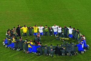 Jogadores evangélicos da seleção puxam oração da equipe e comissão técnica para agredecer a Deus pela vitória na Copa das Confederações de 2007, na África do Sul