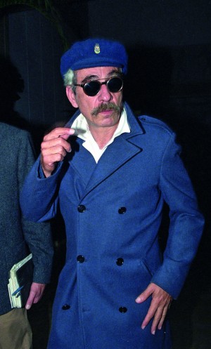 O compositor em 1992 vestido ao estilo militar